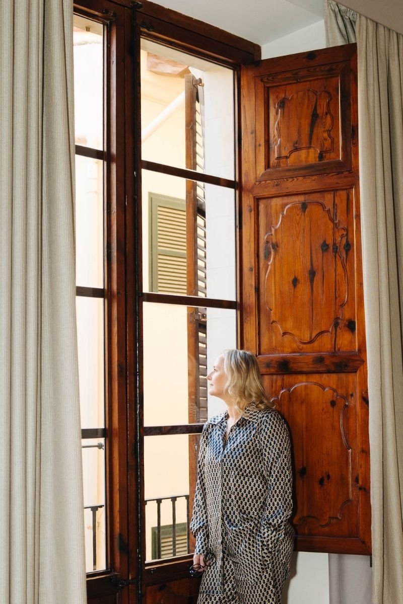 Marina Adrian steht am Fenster und schaut hinaus